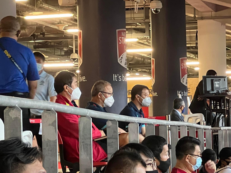 Thầy Park và cộng sự đi xem trực tiếp trận Thái Lan thắng Singapore. Ảnh: Hoàng Quân