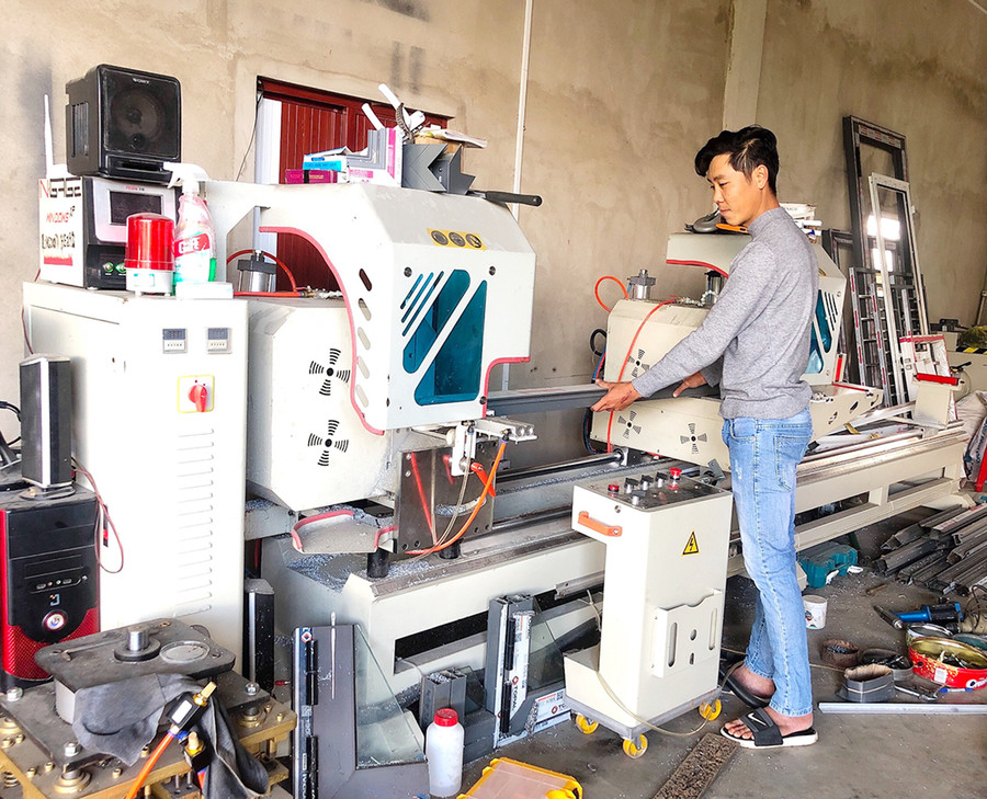 Anh Nguyễn Trung Luân (thôn 1, xã Hà Tam, huyện Đak Pơ) có thu nhập gần 200 triệu đồng/năm từ xưởng cơ khí. Ảnh: Ngọc Minh Anh Nguyễn Trung Luân (thôn 1, xã Hà Tam, huyện Đak Pơ) có thu nhập gần 200 triệu đồng/năm từ xưởng cơ khí. Ảnh: Ngọc Minh