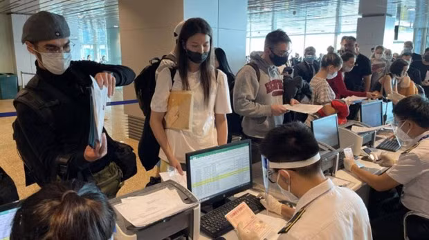 Hành khách làm thủ tục nhập cảnh. Nguồn: baogiaothong.vn