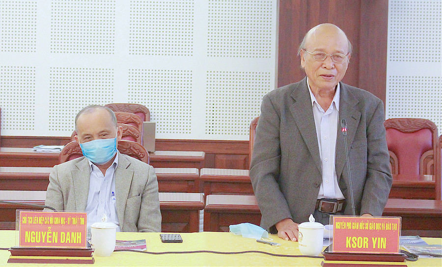 Ông Ksor Yin-Phó Chủ tịch Hội Khuyến học tỉnh tham gia góp ý cho tài liệu GDĐP các khối lớp. Ảnh: Mộc Trà