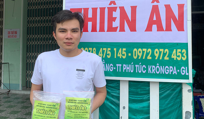 Anh Nguyễn Hữu Hộc-chủ cơ sở bò một nắng muối kiến vàng Thiên Ân (01 Bạch Đằng, thị trấn Phú Túc, huyện Krông Pa) mong muốn giới thiệu phẩm của mình tới khách hàng trên mọi miền đất nước. Ảnh: Vũ Chi