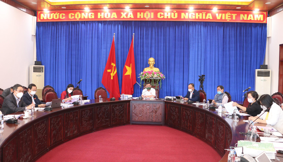 Quang cảnh thảo luận tại tổ 2. Ảnh: Tấn Thi Quang cảnh thảo luận tại tổ 2. Ảnh: Tấn Thi