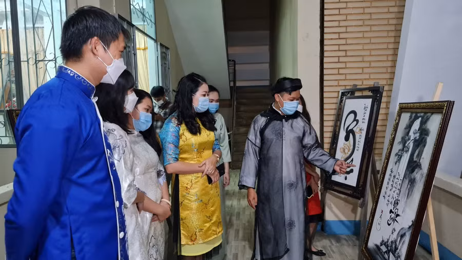 Câu lạc bộ thư pháp chữ Việt Pleiku chia sẻ ý nghĩa bức thư họa cho đoàn viên, thanh niên. Ảnh: Thủy Bình