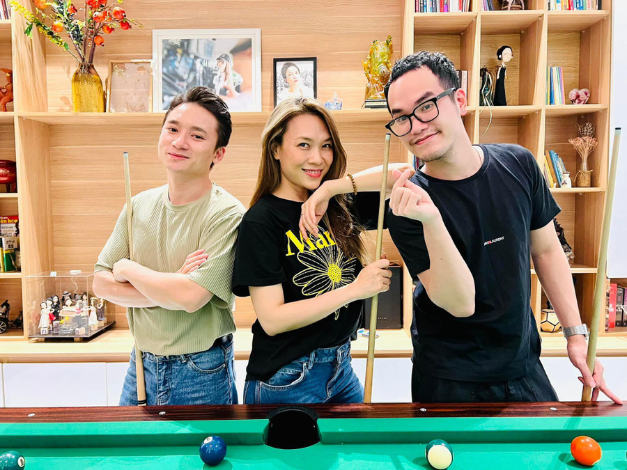 Hôm 11.12, Mỹ Tâm post hình nhạc sĩ Phan Mạnh Quỳnh (bìa trái) và nhạc sĩ Khắc Hưng (phải) trên fanpage của mình với lời đề từ: "Gặp Tri Kỷ để bàn chuyện gặp Tri Âm". Ảnh: NSCC Hôm 11.12, Mỹ Tâm post hình nhạc sĩ Phan Mạnh Quỳnh (bìa trái) và nhạc sĩ Khắc Hưng (phải) trên fanpage của mình với lời đề từ: