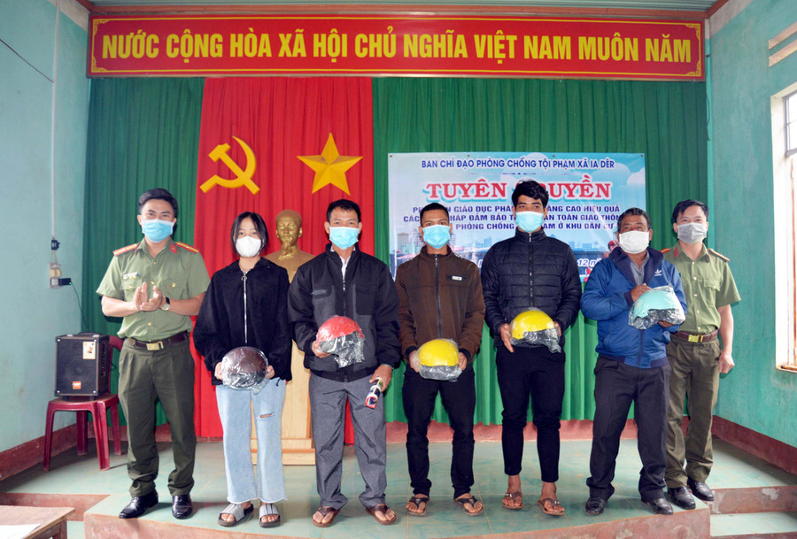 Đa dạng hóa hình thức tuyên truyền, lồng ghép tặng mũ bảo hiểm cho người dân. Ảnh: Lê Ánh