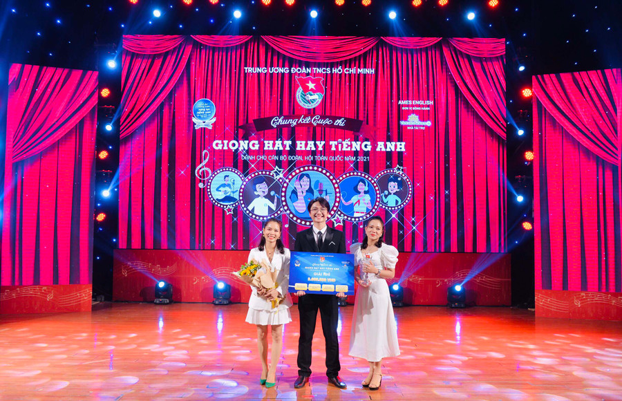 Chị Nguyễn Thị Thảo (bìa trái)-Phó Bí thư Đoàn trường Cao đẳng Gia Lai cùng các thành viên trong đội thi giành giải nhì cuộc thi Giọng hát hay tiếng Anh dành cho cán bộ Đoàn-Hội. (ảnh nhân vật cung cấp)