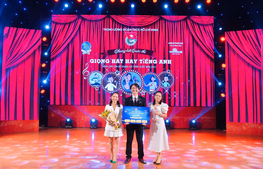 Chị Nguyễn Thị Thảo (bìa trái)-Phó Bí thư Đoàn trường Cao đẳng Gia Lai cùng các thành viên trong đội thi giành giải nhì cuộc thi Giọng hát hay tiếng Anh dành cho cán bộ Đoàn-Hội. (ảnh nhân vật cung cấp)