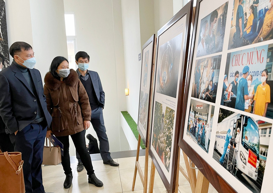 Các đại biểu tham quan triển lãm ảnh báo chí Việt Nam 2020. Ảnh: Phương Duyên
