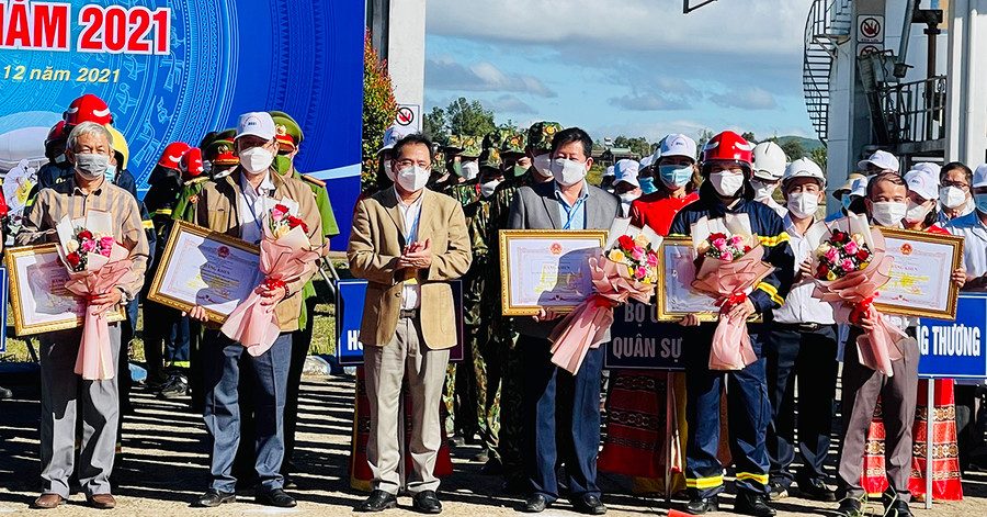 Tặng bằng khen của Chủ tịch UBND tỉnh cho 5 tập thể đã có thành tích xuất sắc trong công tác diễn tập. Ảnh: Vũ Thảo Tặng bằng khen của Chủ tịch UBND tỉnh cho 5 tập thể đã có thành tích xuất sắc trong công tác diễn tập. Ảnh: Vũ Thảo