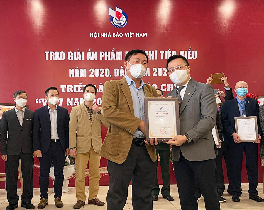 Nhà báo Huỳnh Kiên-Chủ tịch Hội Nhà báo Gia Lai, Tổng Biên tập báo Gia Lai-nhận giải A bìa báo Tết ấn tượng năm 2021. Ảnh: Phương Duyên