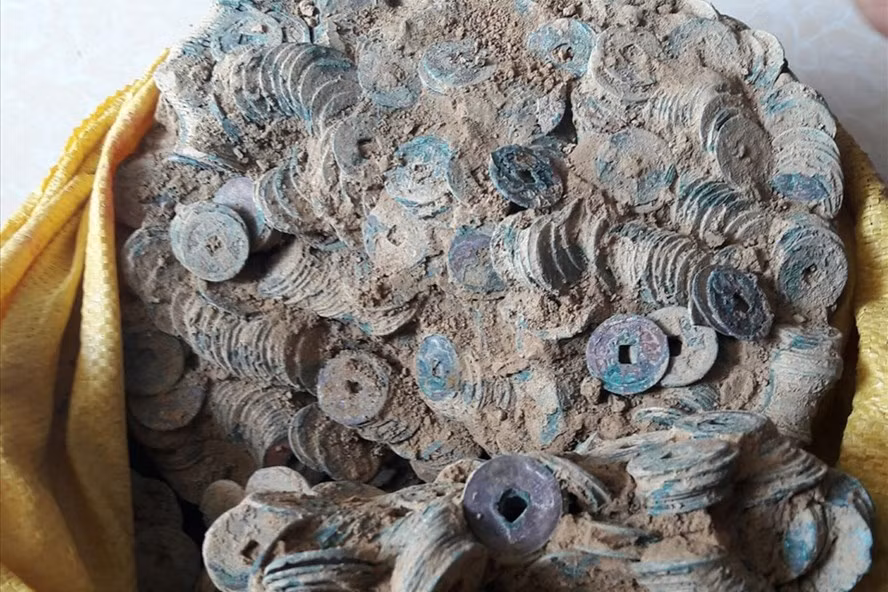 Khối tiền xu cổ được phát hiện ở bờ sông Hiếu. Ảnh: CTV.