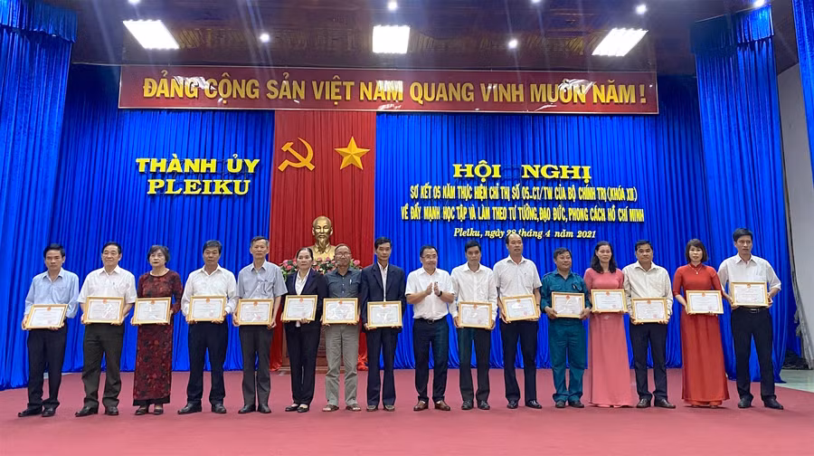 Ông Nguyễn Văn Nhật (thứ 2 từ trái sang) khen thưởng tại Hội nghị sơ kết 5 năm thực hiện Chỉ thị số 05-CT/TW của Bộ Chính trị của thành phố. Ảnh: Mộc Trà