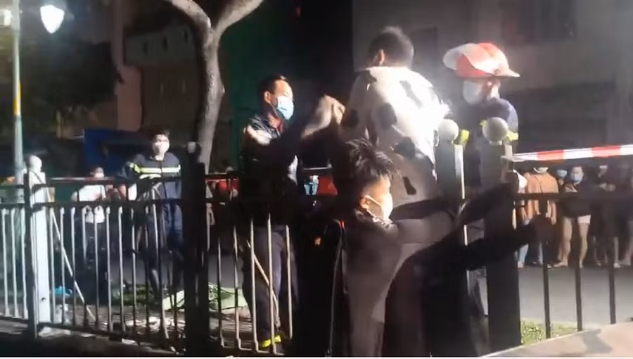 Nạn nhân được tìm thấy đưa lên bờ. Ảnh cắt từ clip