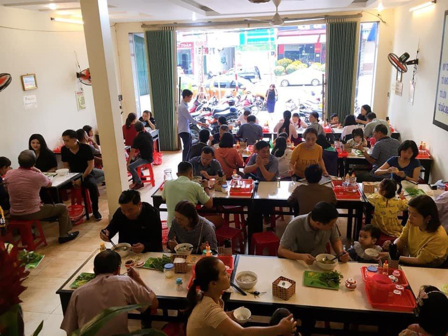 Các tiệm phở ở 4 chi nhánh luôn thu hút đông đảo khách hàng. Ảnh: NVCC