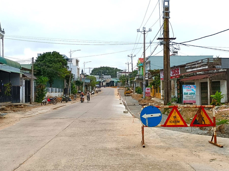 Đoạn đường Hoàng Hoa Thám đang được các đơn vị thi công gấp rút hoàn thành hạ tầng kỹ thuật, trước thềm năm mới. Ảnh: An Phát