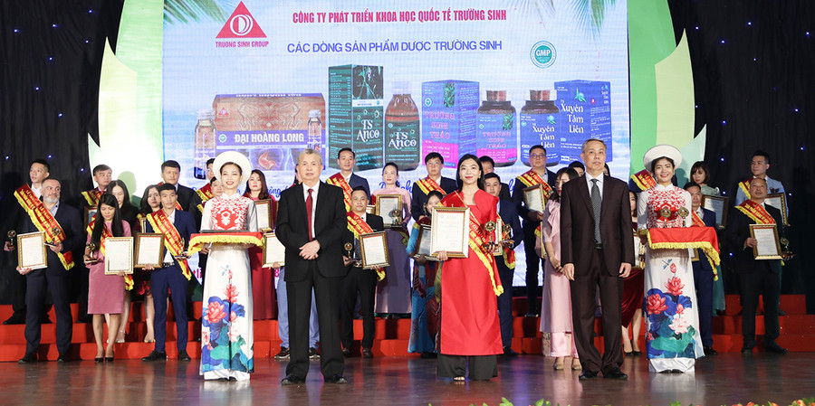  Đại diện Trường Sinh Group vinh dự nhận cúp và chứng nhận 