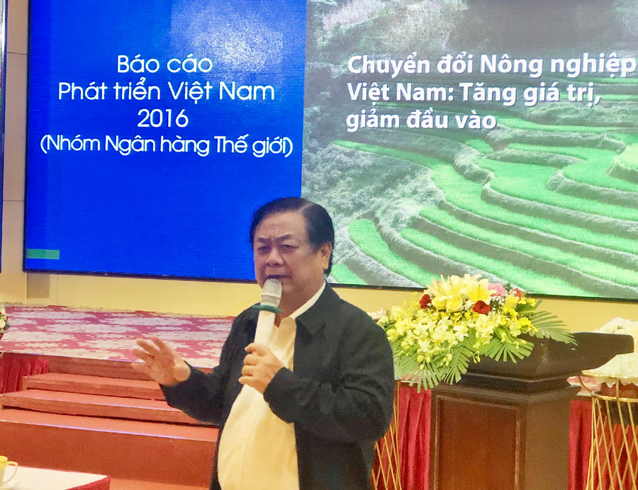Tại hội nghị, Bộ trưởng Lê Minh Hoan trao đổi với các đại biểu chuyên đề “Tầm nhìn, chiến lược, chủ trương, yêu cầu nhiệm vụ và nguồn lực phát triển bền vững ngành Nông nghiệp và PTNT theo hướng “Hợp tác-Liên kết-Thị trường”. Ảnh: Lê Nam Bộ trưởng Lê Minh Hoan trình bày tại Hội nghị. Ảnh: Lê Nam