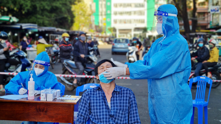 Nhân viên y tế lấy mẫu test nhanh Covid-19 tại đường Hoàng Văn Thụ (phường Diên Hồng, TP. Pleiku). Ảnh: Bá Bính