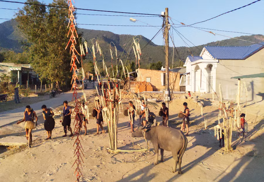 Cây nêu “cao” trong lễ mừng lúa mới của dân làng Ba Rgốc. Ảnh: T.N Cây nêu “cao” trong lễ mừng lúa mới của dân làng Ba Rgốc. Ảnh: T.N