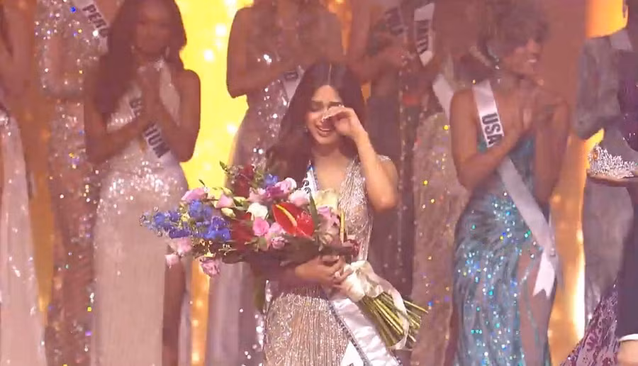  Harnaaz Kaur Sandhu bật khóc trong giây phút đăng quang. Ảnh chụp màn hình