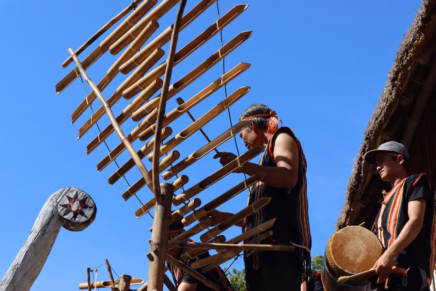 Nghệ nhân làng Chuét (phường Thắng Lợi, TP. Pleiku) chơi đàn t’rưng. Ảnh: Văn Công Hùng