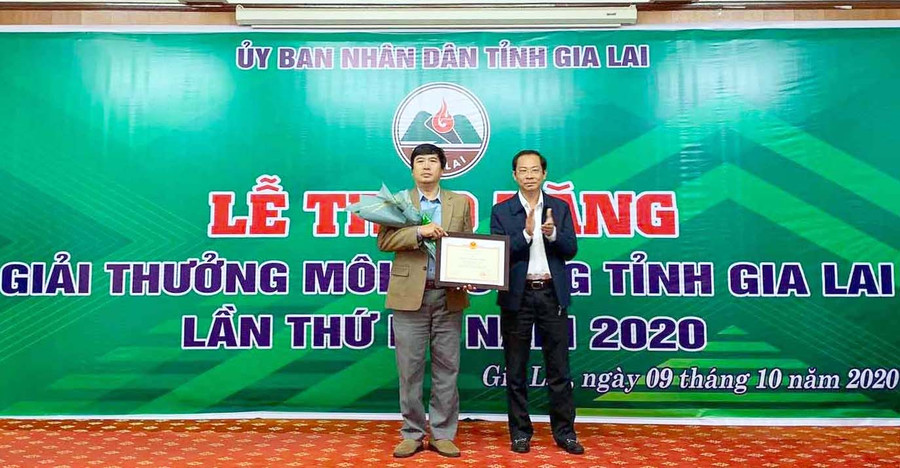Phó Chủ tịch Thường trực UBND tỉnh Đỗ Tiến Đông trao giải A Giải thưởng môi trường tỉnh lần thứ II-2020 cho Trường THPT Phạm Văn Đồng (huyện Ia Grai). Ảnh: Hồng Thương