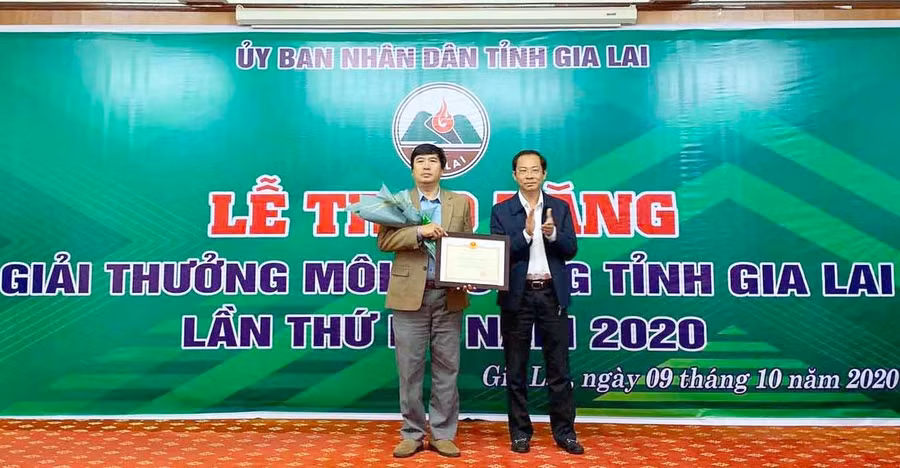 Phó Chủ tịch Thường trực UBND tỉnh Đỗ Tiến Đông trao giải A Giải thưởng môi trường tỉnh lần thứ II-2020 cho Trường THPT Phạm Văn Đồng (huyện Ia Grai). Ảnh: Hồng Thương