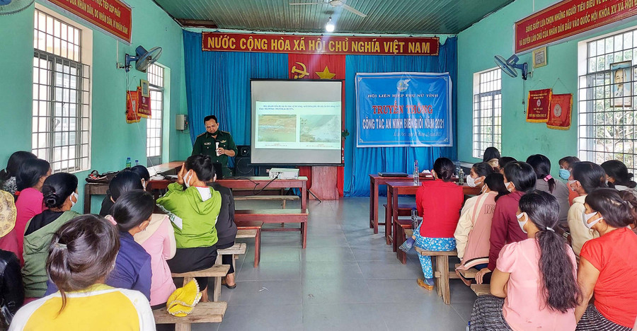 Trước đó, trên 100 hội viên phụ nữ xã biên giới Ia Púch (huyện Chư Prông) cũng được truyền thông về công tác đảm bảo an ninh biên giới. Ảnh: Minh Châu