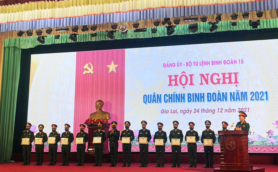 Tặng bằng khen cho các đơn vị đã hoàn thành xuất sắc nhiệm vụ năm 2021. Ảnh: Vĩnh Hoàng