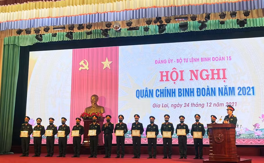Tặng bằng khen cho các đơn vị đã hoàn thành xuất sắc nhiệm vụ năm 2021. Ảnh: Vĩnh Hoàng