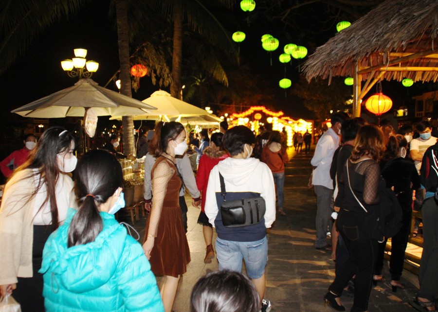 Du khách đổ về phố cổ Hội An tham quan nhân dịp lễ hội lồng đèn và nhiều chương trình nghệ thuật đêm Giáng sinh. Ảnh: M.C