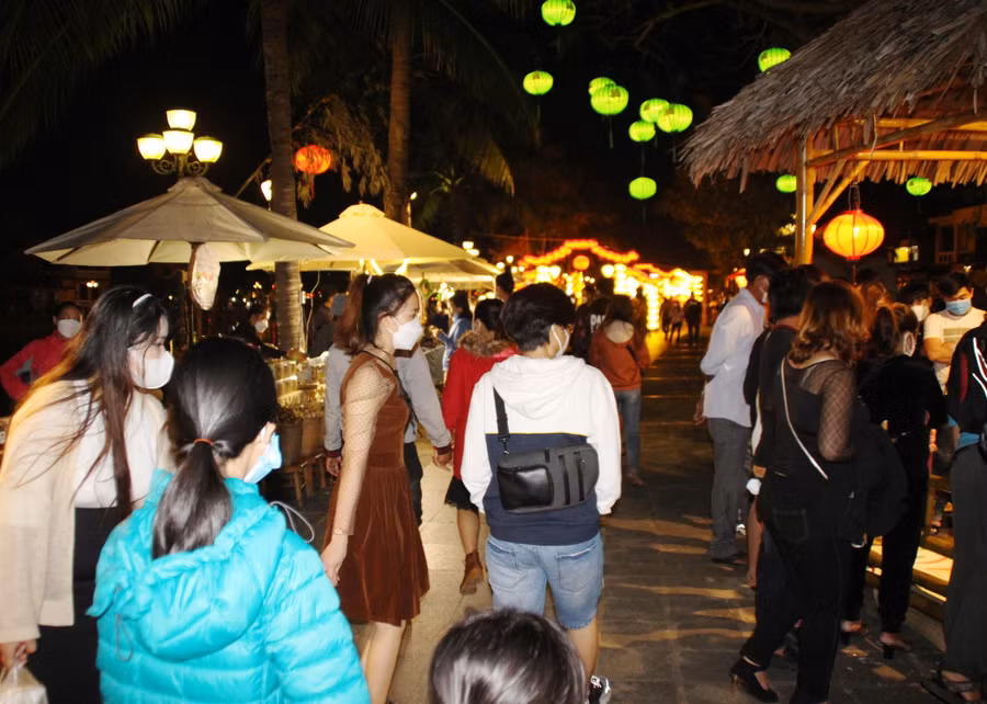 Du khách đổ về phố cổ Hội An tham quan nhân dịp lễ hội lồng đèn và nhiều chương trình nghệ thuật đêm Giáng sinh. Ảnh: M.C