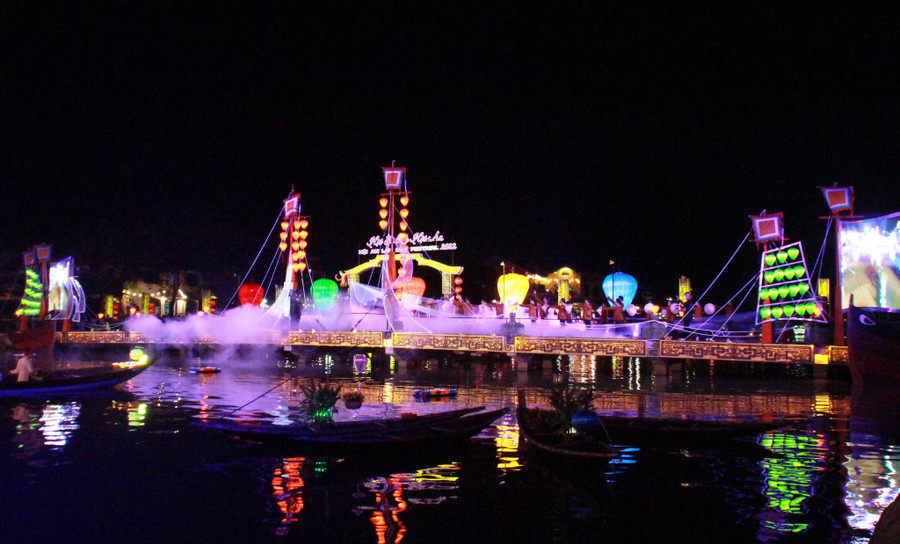 Tối 24.12, TP.Hội An tổ chức lễ hội lồng đèn và nhiều chương trình nghệ thuật đêm Giáng sinh. Ảnh: M.C