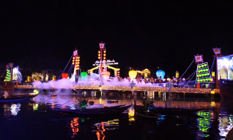 Tối 24.12, TP.Hội An tổ chức lễ hội lồng đèn và nhiều chương trình nghệ thuật đêm Giáng sinh. Ảnh: M.C