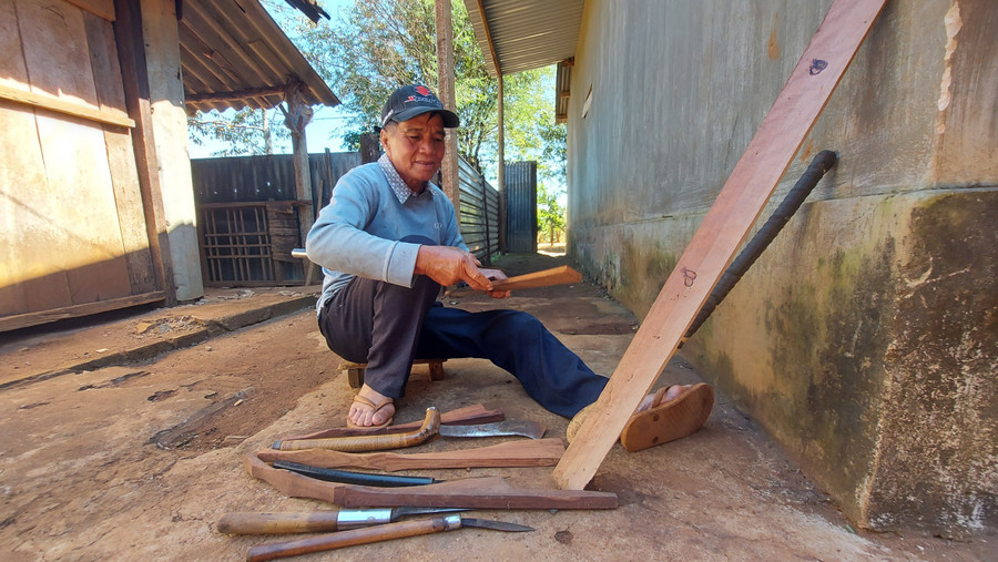 Nghệ nhân Ksor Krôh đau đáu nỗi lo thất truyền nghề làm khung dệt. Ảnh: Hoành Sơn