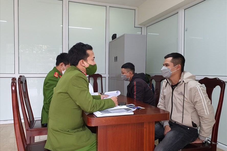 Các đối tượng cho vay nặng lãi tại cơ quan công an. Ảnh: PĐ Các đối tượng cho vay nặng lãi tại cơ quan công an. Ảnh: PĐ