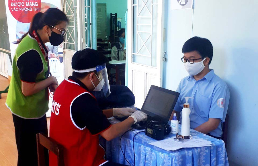 14 học sinh dự vòng thi bán kết đợt 2 của cuộc thi Tài năng tiếng Anh. Ảnh: Thiên Di