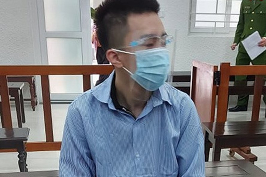 Nguyễn Hoài Nam gây án với nhóm bạn tình địch sau cơn ghen, khi bị đưa ra xét xử. Ảnh: V.D Nguyễn Hoài Nam gây án với nhóm bạn tình địch sau cơn ghen, khi bị đưa ra xét xử. Ảnh: V.D