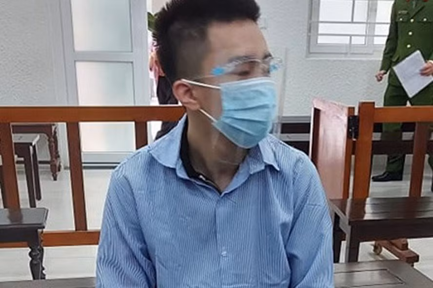 Nguyễn Hoài Nam gây án với nhóm bạn tình địch sau cơn ghen, khi bị đưa ra xét xử. Ảnh: V.D