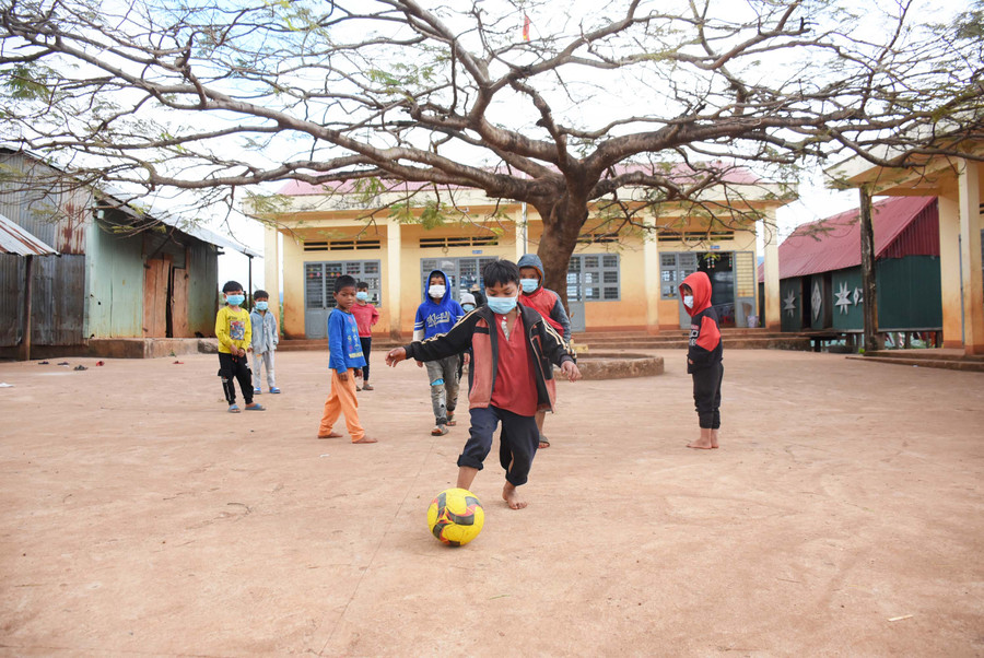 Các em học sinh vui chơi tại điểm trường làng Pờ Yầu. Ảnh: Minh Nguyễn