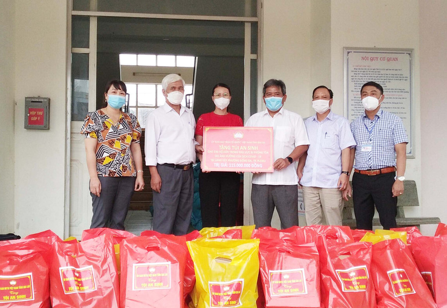 Ông Hồ Văn Điềm (thứ 3 từ phải sang)-Ủy viên Ban Thường vụ Tỉnh ủy, Chủ tịch Ủy ban MTTQ Việt Nam tỉnh trao tặng túi an sinh cho người dân làng Kép (phường Đống Đa, TP. Pleiku). Ảnh: Anh Huy Ông Hồ Văn Điềm (thứ 3 từ phải sang)-Ủy viên Ban Thường vụ Tỉnh ủy, Chủ tịch Ủy ban MTTQ Việt Nam tỉnh trao tặng túi an sinh cho người dân làng Kép (phường Đống Đa, TP. Pleiku). Ảnh: Anh Huy