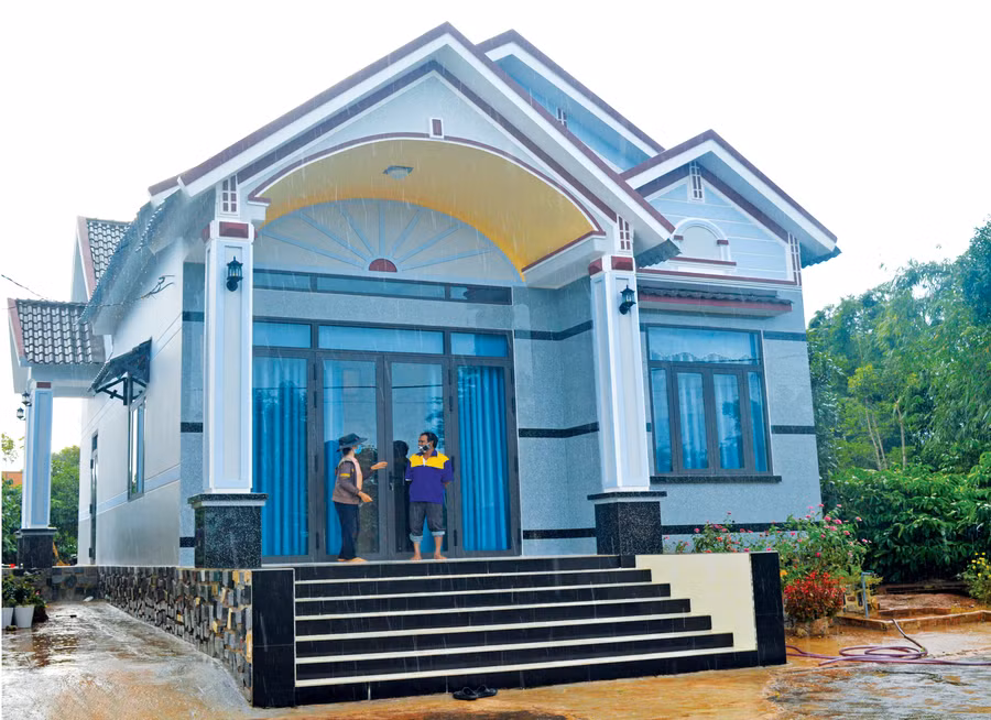 Ông Đan-Chủ tịch UBND xã Kdang: “Một số nơi, người dân vay nợ, bán đất, bán cà phê xanh, lúa non để xây nhà. Còn ở làng Ktăng thì tuyệt đối không. Họ giúp đỡ nhau hoàn toàn tự nguyện, không tính toán lâu mau, cũng không tính lãi, thậm chí có hộ cho vay vài năm mới lấy lại tiền vì chưa thấy cần thiết. Tinh thần đoàn kết của người dân trong làng rất đáng quý. Đây cũng là làng có thu nhập bình quân cao nhất nhì trong xã”.