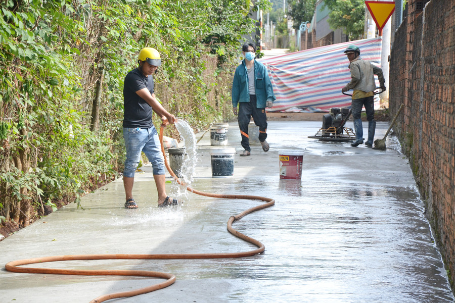 Thi công đường bê tông xi măng tại thôn 1, thị trấn Phú Hòa. Ảnh: Hoàng Cư Thi công đường bê tông xi măng tại thôn 1, thị trấn Phú Hòa. Ảnh: Hoàng Cư