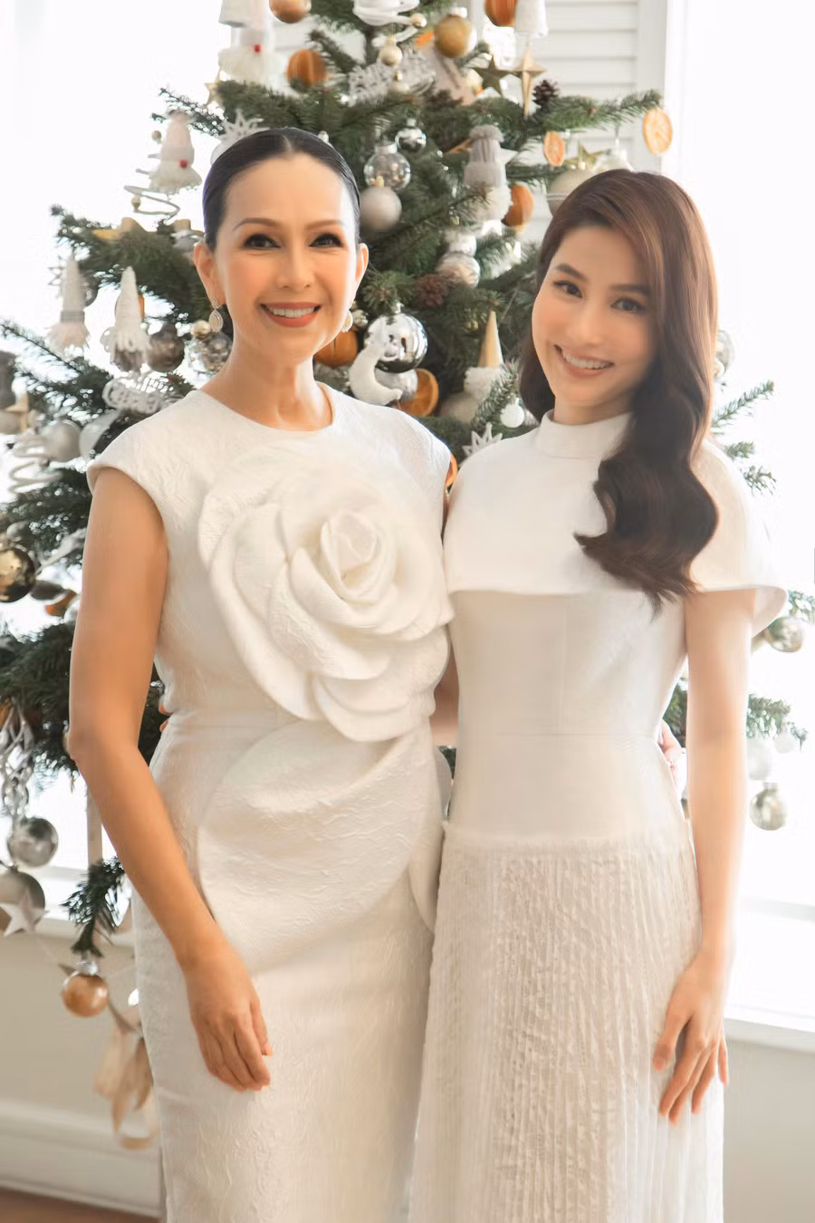 Diễn viên Diễm My 9X đến chúc mừng sinh nhật đàn chị Diễm My 7X. Nữ diễn viên khoe vẻ thanh lịch khi diện đầm trắng làm bằng vải gấm với cấu trúc độc đáo với phần chân váy xếp ly mềm mại trên nền vải ren mỏng manh.