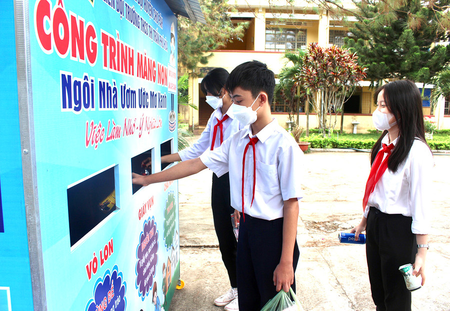 Học sinh Trường THCS thị trấn Phú Hòa (huyện Chư Păh) góp chai nhựa, giấy vụn vào công trình măng non “Ngôi nhà ươm ước mơ xanh”. Ảnh: Thủy Bình Học sinh Trường THCS thị trấn Phú Hòa (huyện Chư Păh) góp chai nhựa, giấy vụn vào công trình măng non “Ngôi nhà ươm ước mơ xanh”. Ảnh: Thủy Bình