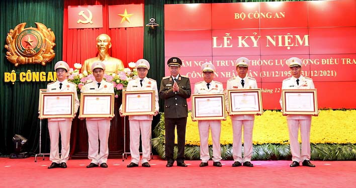 Bộ trưởng Tô Lâm trao Huân chương các hạng cho cá nhân của lực lượng điều tra CAND có thành tích xuất sắc trong công tác và chiến đấu. Ảnh: Xuân Mai