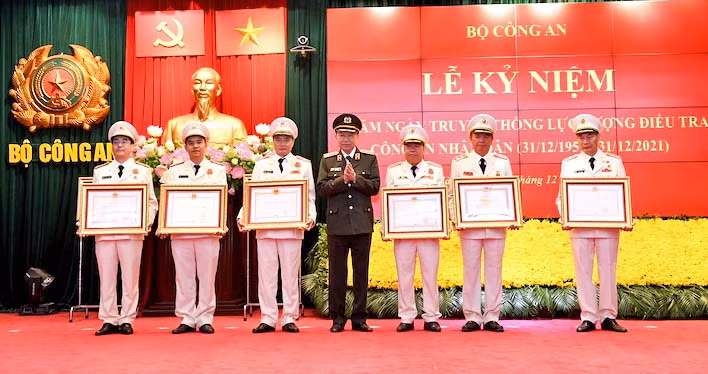 Bộ trưởng Tô Lâm trao Huân chương các hạng cho cá nhân của lực lượng điều tra CAND có thành tích xuất sắc trong công tác và chiến đấu. Ảnh: Xuân Mai