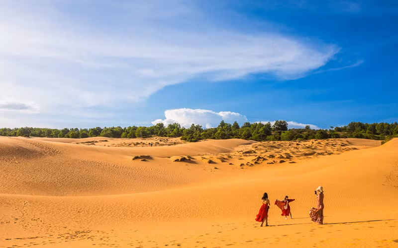 Mũi Né cũng nổi tiếng với những cồn cát ấn tượng. Ảnh: VietnamTourism