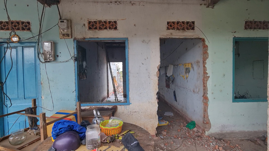 Các căn nhà trong khu tập thể đã bị tháo dỡ, người dân phải tự di dời đi nơi khác. Ảnh: Văn Long