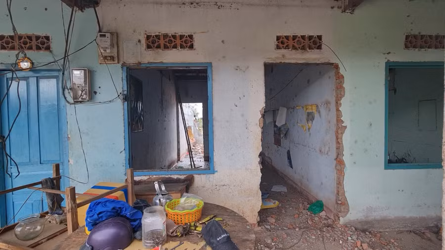 Các căn nhà trong khu tập thể đã bị tháo dỡ, người dân phải tự di dời đi nơi khác. Ảnh: Văn Long